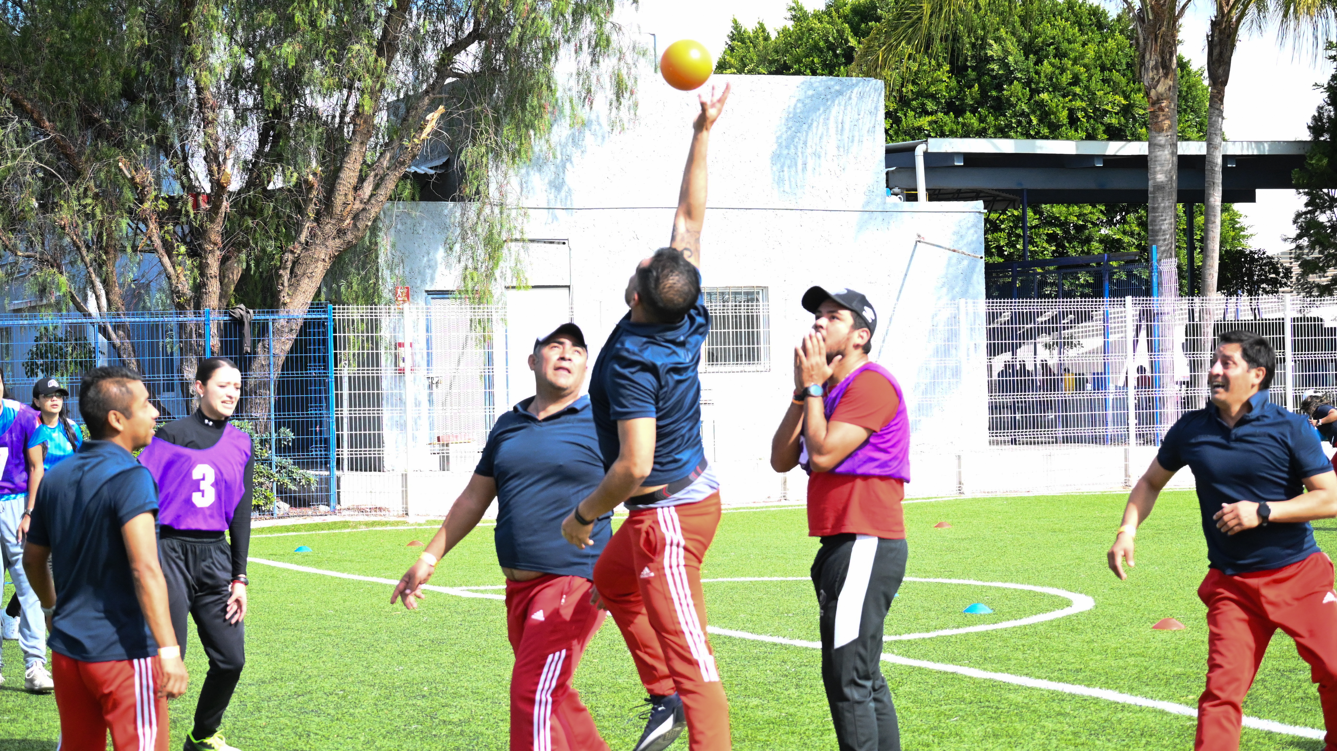Grupo de alumnos trabajando con respeto y colaboración en actividad física