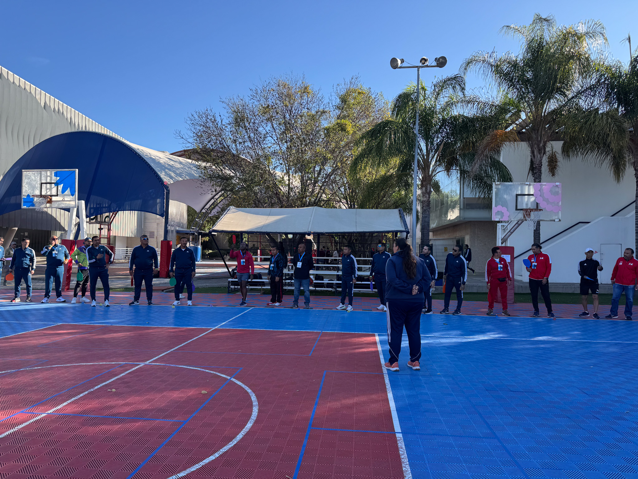 Grupo diverso de alumnos participando activamente en clase de educación física