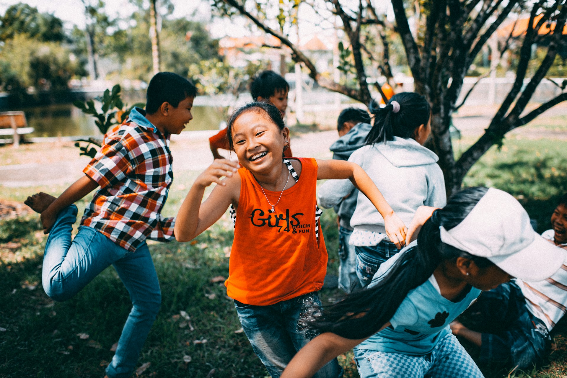 Alumnos celebrando un logro deportivo colectivo con energía y emoción
