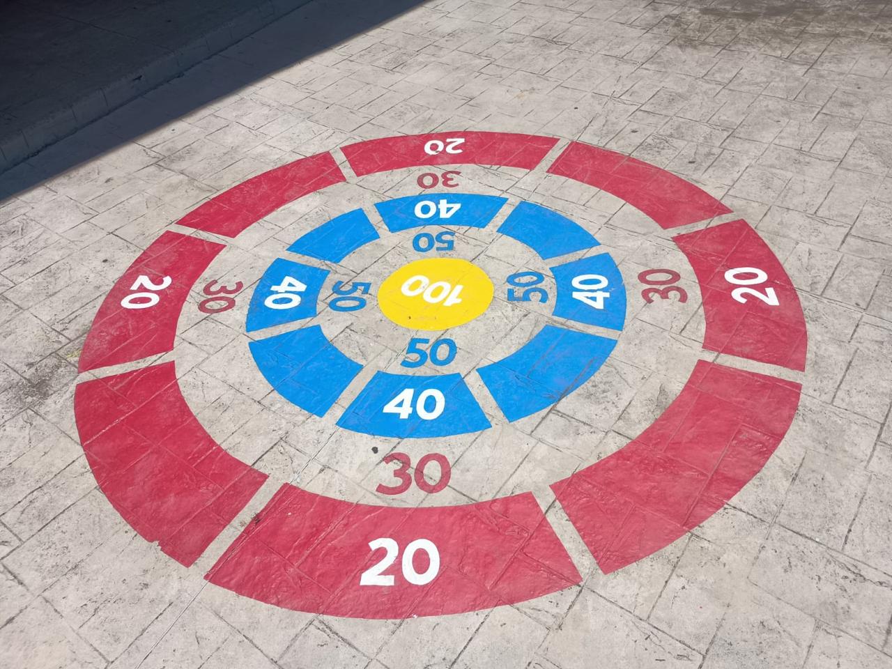 Niños jugando activamente en el patio durante el recreo escolar
