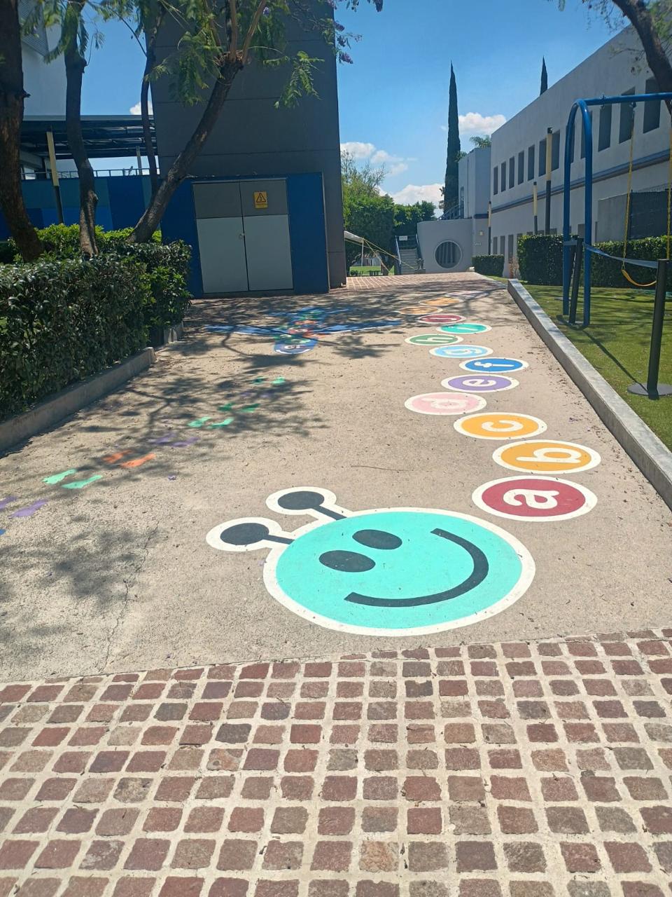 Niños organizando juego grupal en el patio de la escuela